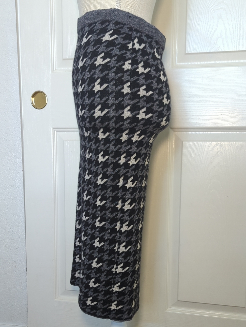 Alice & Olivia Delphie Wool Knit Houndstooth Pencil Skirt - Picture 6 of 12